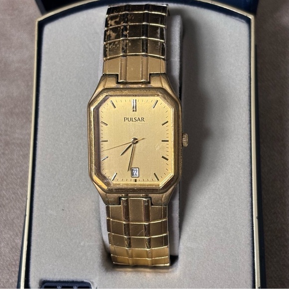 Pulsar by Seiko Mens Gold Plated Tank Wrist Watch Expansion Bracelet 28x37mm - Picture 3 of 5